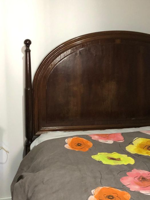Cama de madeira.