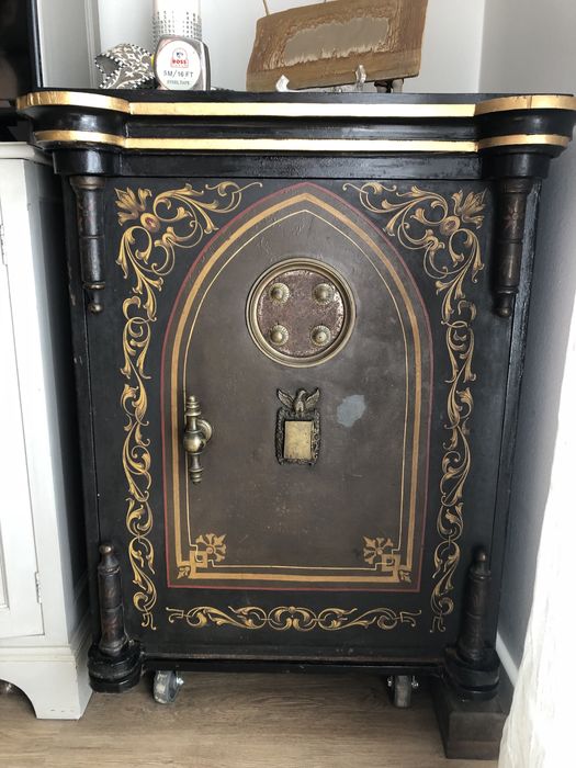 Cofre Antigo em ferro