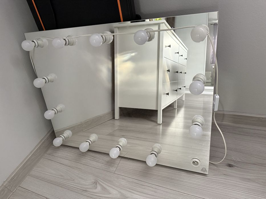 Lustro z żarówkami w stylu Hollywood - idealne do makijazu