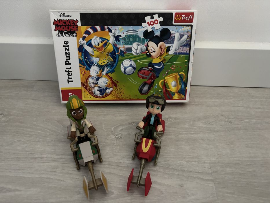 Puzles , livros e bonecos