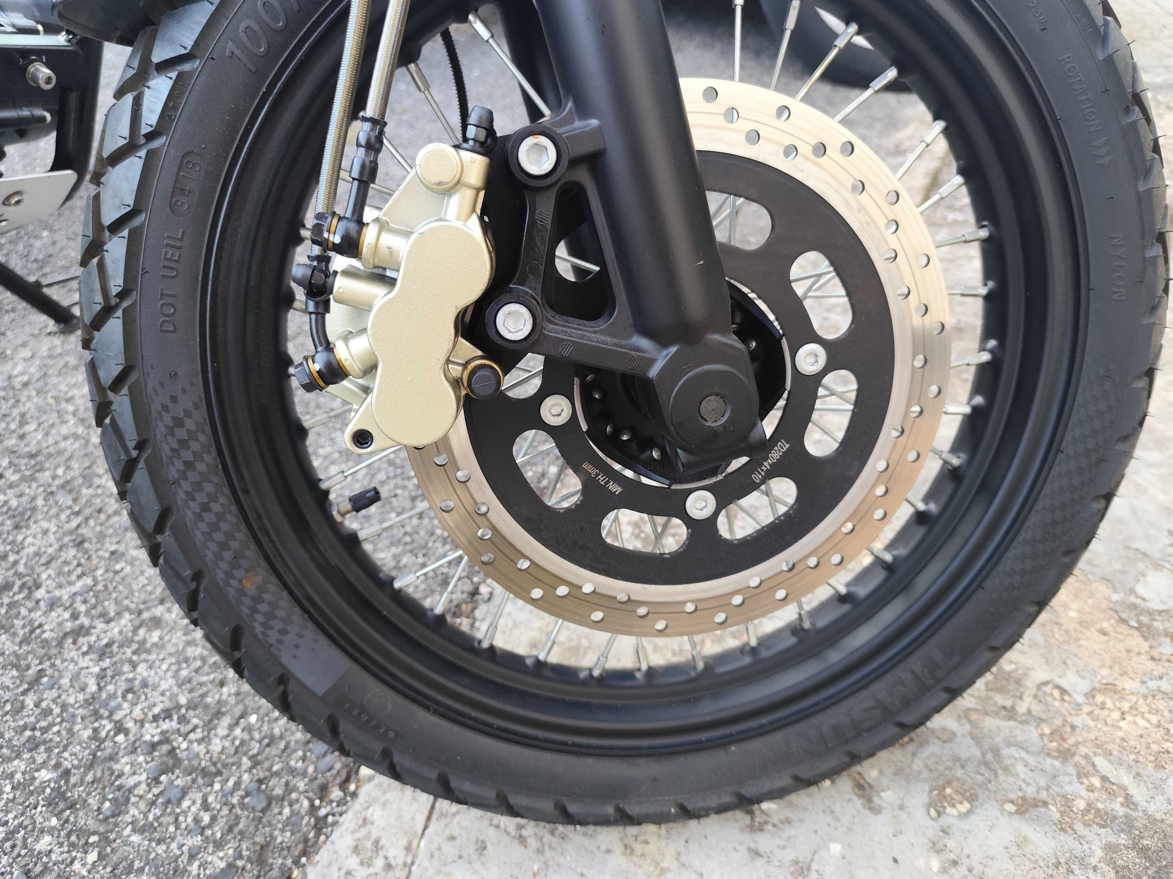Moto 125cc "Nova" estilo Retro.Apenas 1600 quilómetros.Marca UM.