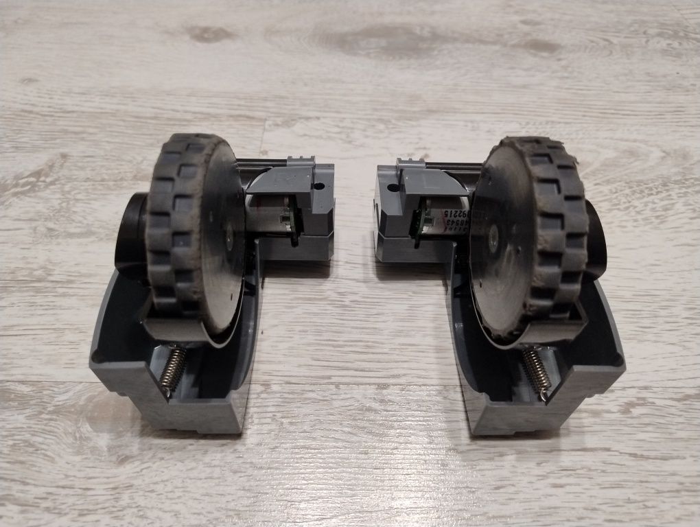Moduł koła lewego ,L` + Moduł koła prawego ,R` Irobot Roomba 692
