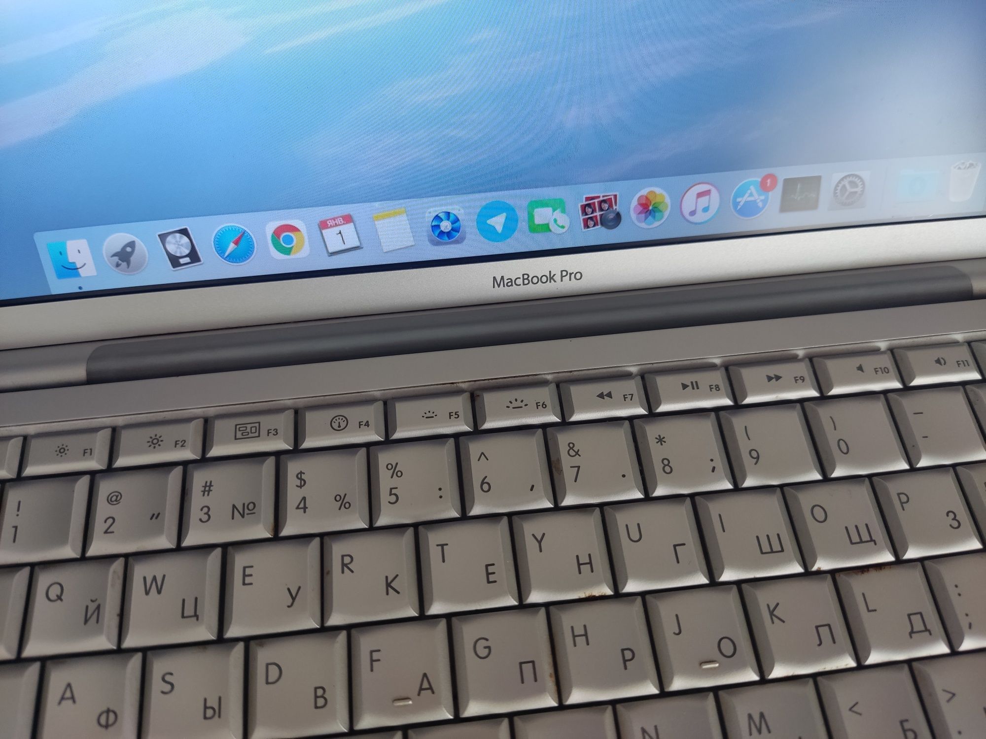 MacBook Pro 15" з зарядкою