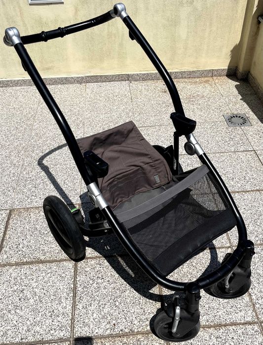 Cadeira de carro de bebé. Carrinho e ovo de transporte. Modular