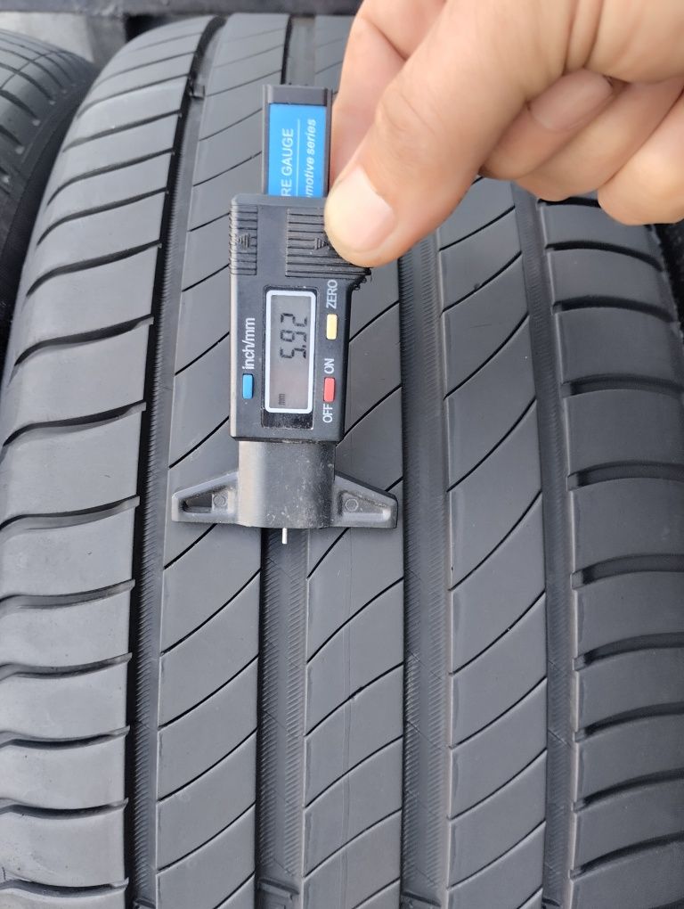 Продам шини 235/45R18