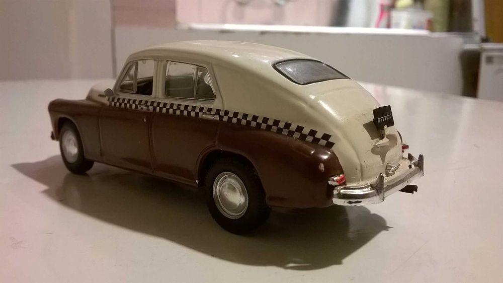GAZ M20 POBEDA model w wersji GARBUS; skala 1:34; model metal.-plastik