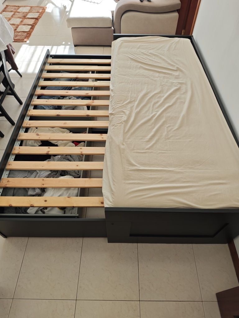 Cama extensível com 2 colchões e mesa de cabeceira