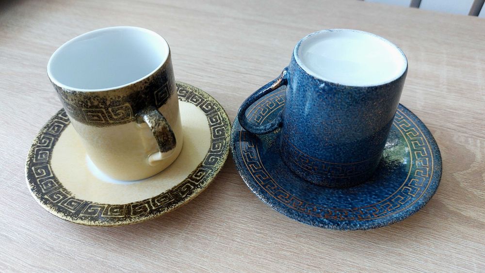 Niewielkie filiżanki do espresso ze spodeczkami