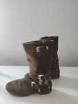 Botas castanhas cano meia canela em pele