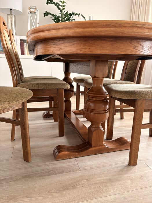 Stół z dębowymi krzeslami