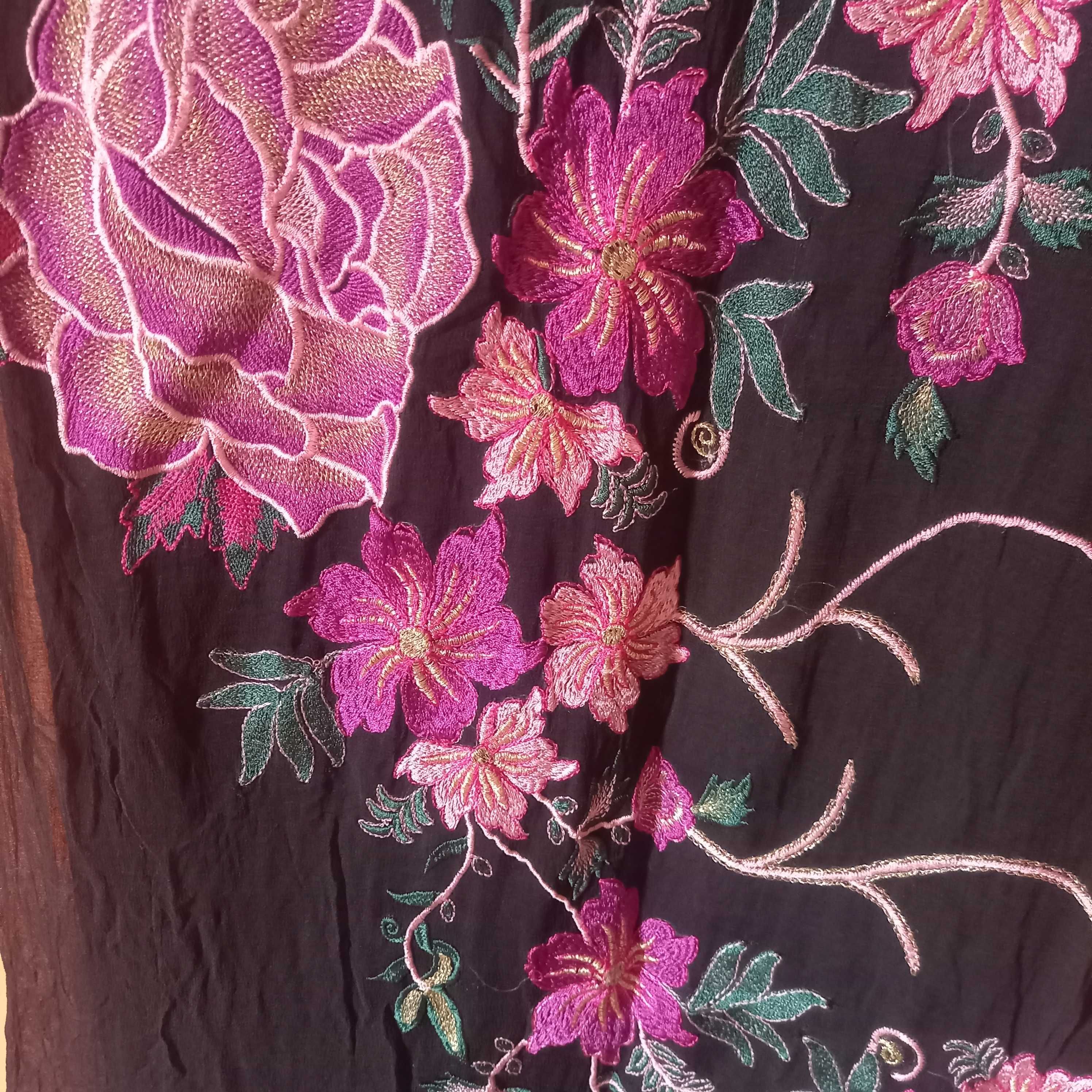 Unikatowa sukienka maxi haftowana w kwiaty