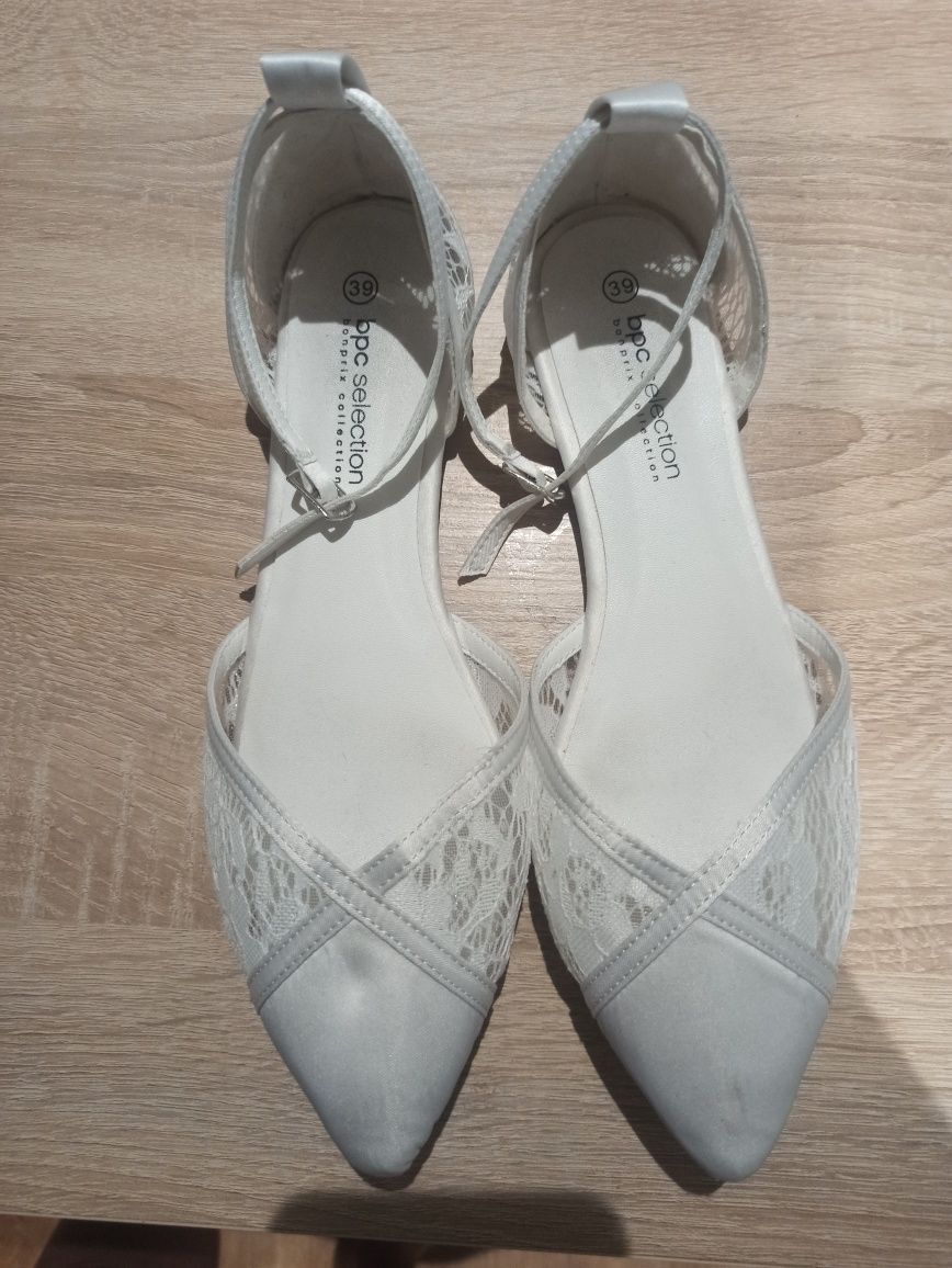 Buty ślubne białe z elementami koronki