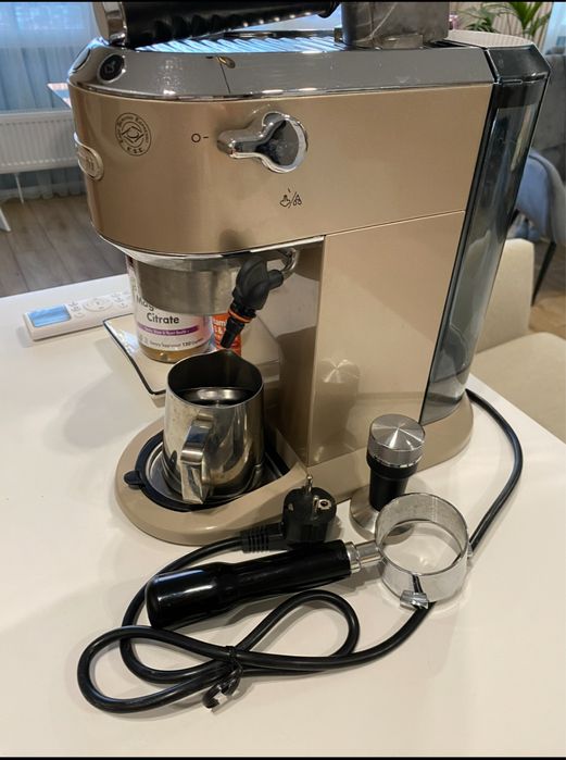 Ріжкова кавоварка еспресо Delonghi Dedica EC 785.BG