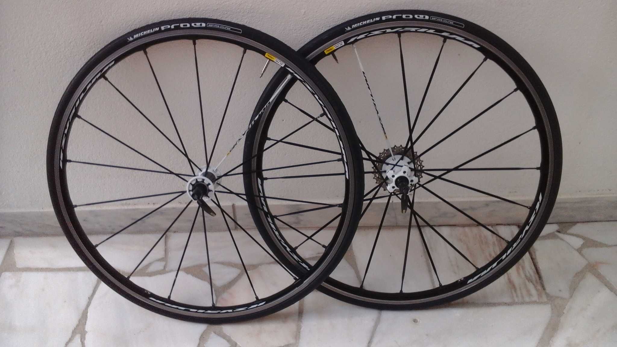 Rodas de bicicleta estrada Mavic Ksyrium SLS.