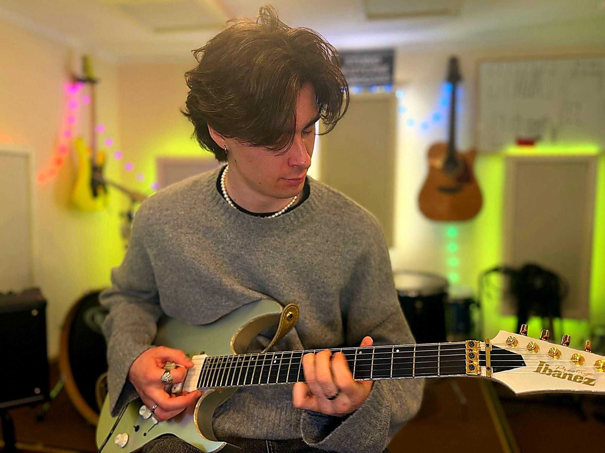 Nauka gry na gitarze – dla początkujących i średniozaawansowanych
