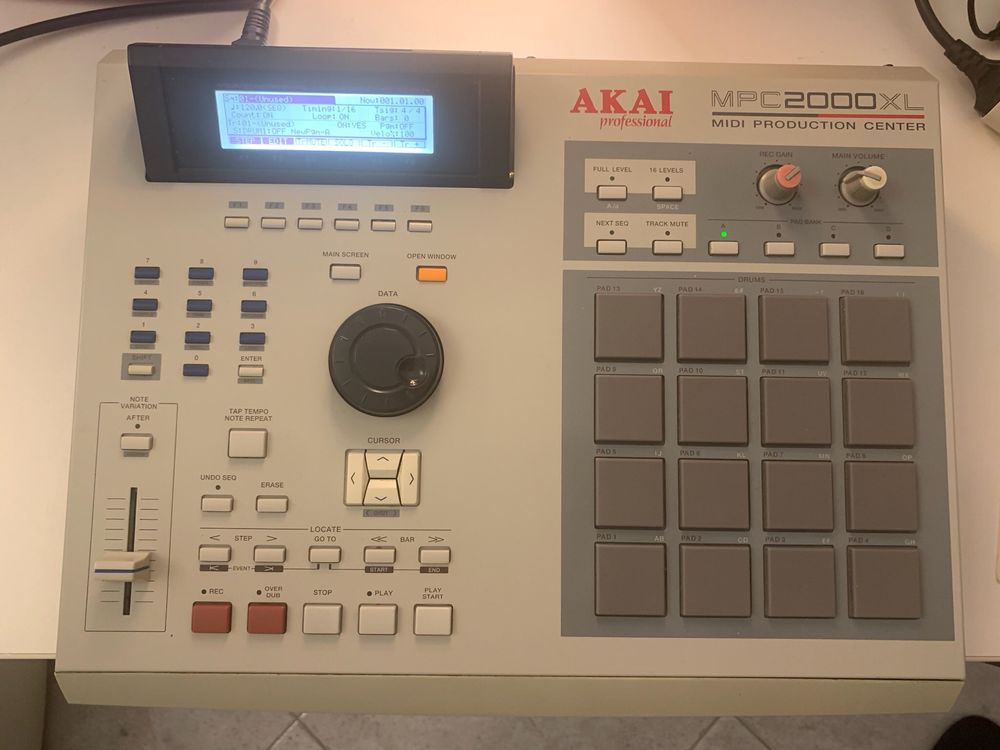 Akai mpc 2000 xl original com ram maxima e leitor cf perfeito estado