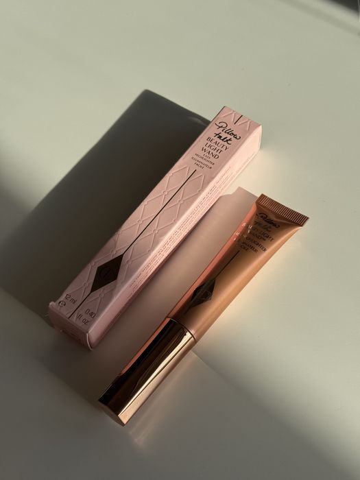 Charlotte Tilbury Beauty Light Wand – rozświetlacz w płynie