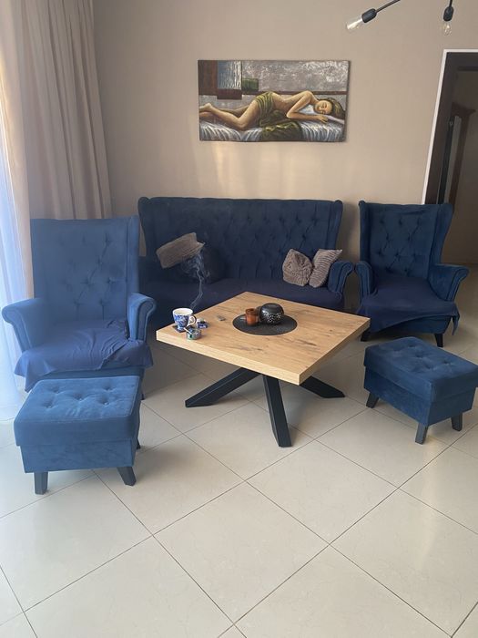 Sofa dwa fotele i dwa pufy