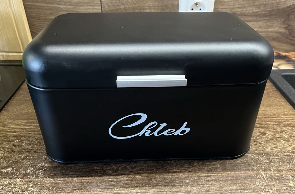 Czarny stalowy pojemnik na chleb