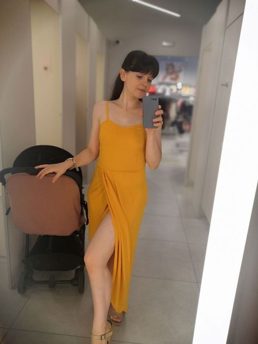 Довга сукня з розрізом