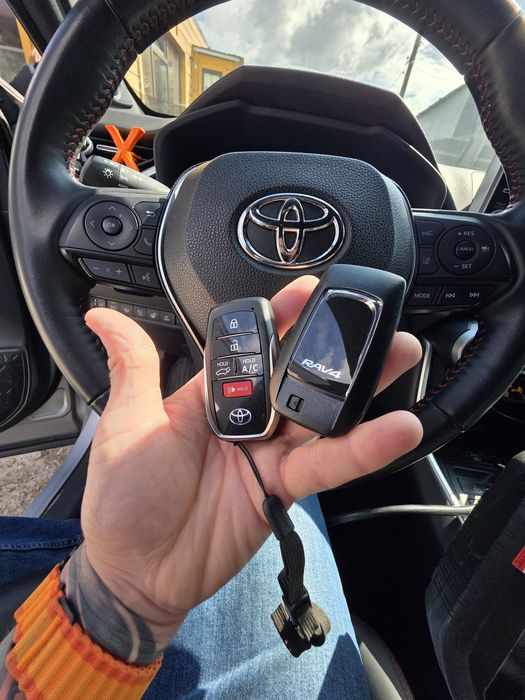 Програмування ключів Toyota RAV4 Venza Highlander Sequoia