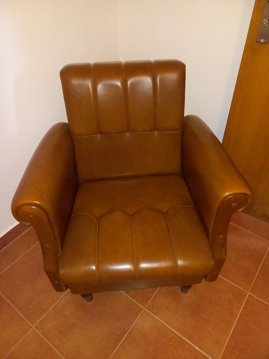 Sofá de napa castanho