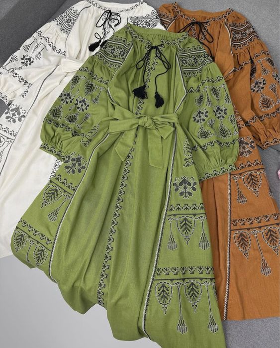 Жіноча сукня вишиванка колір хакі обємні рукави з пояском