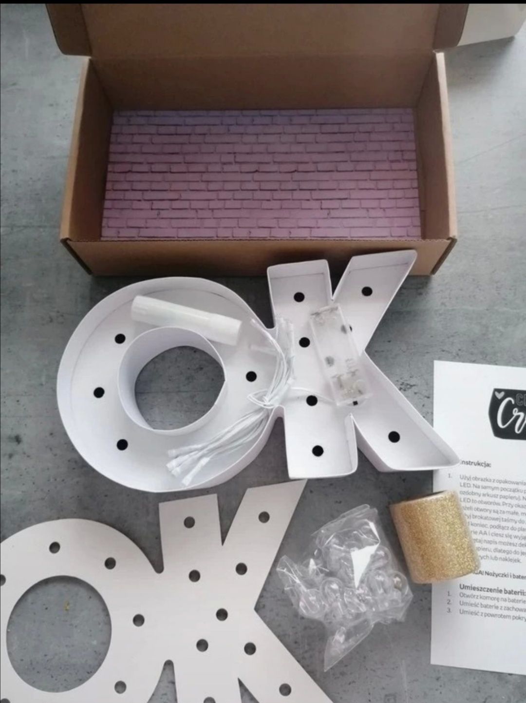Prezent, neon, napis świetlny "OK" do samodzielnego złożenia, Empik.