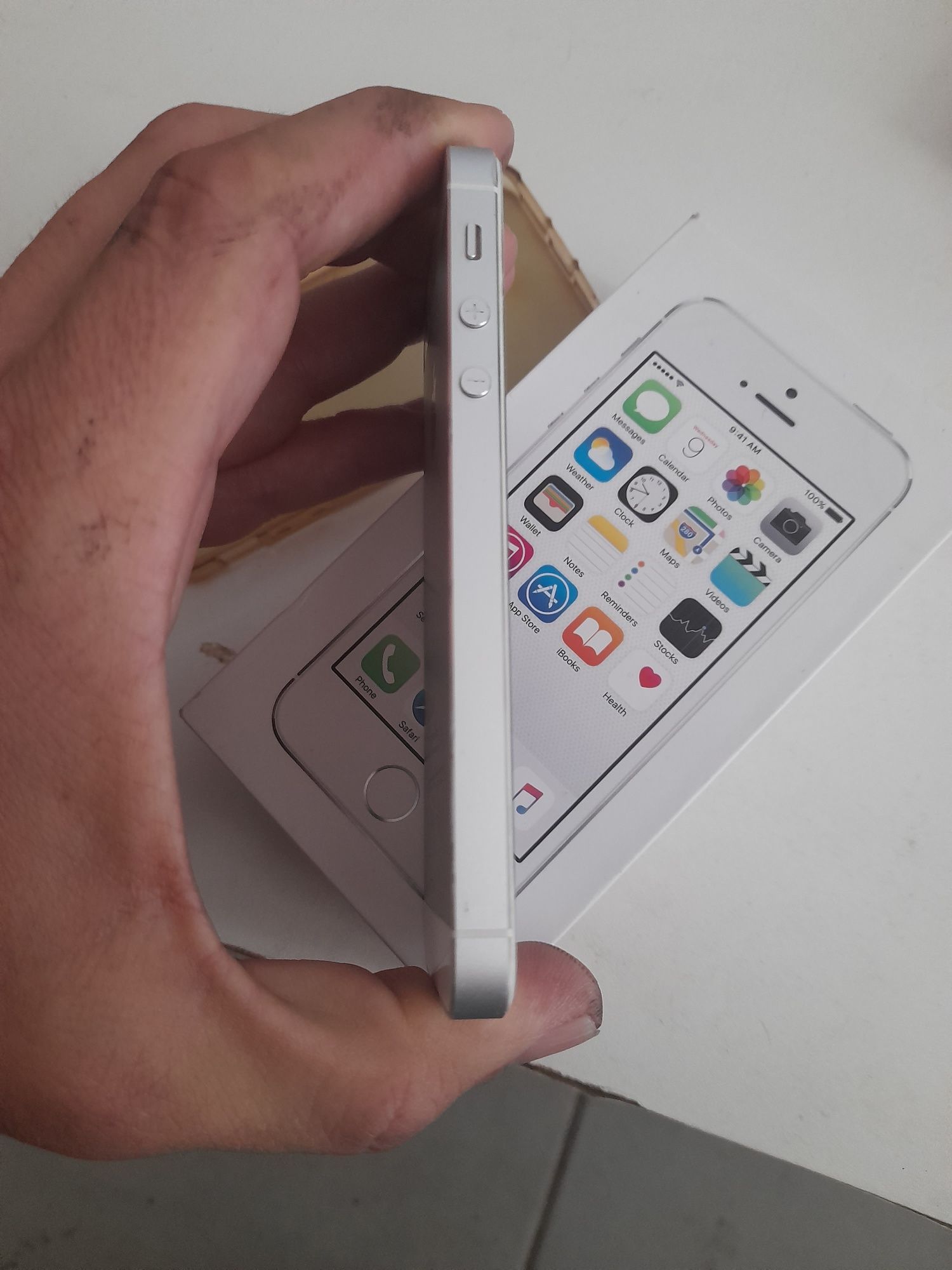 iPhone 5s com caixa impecável