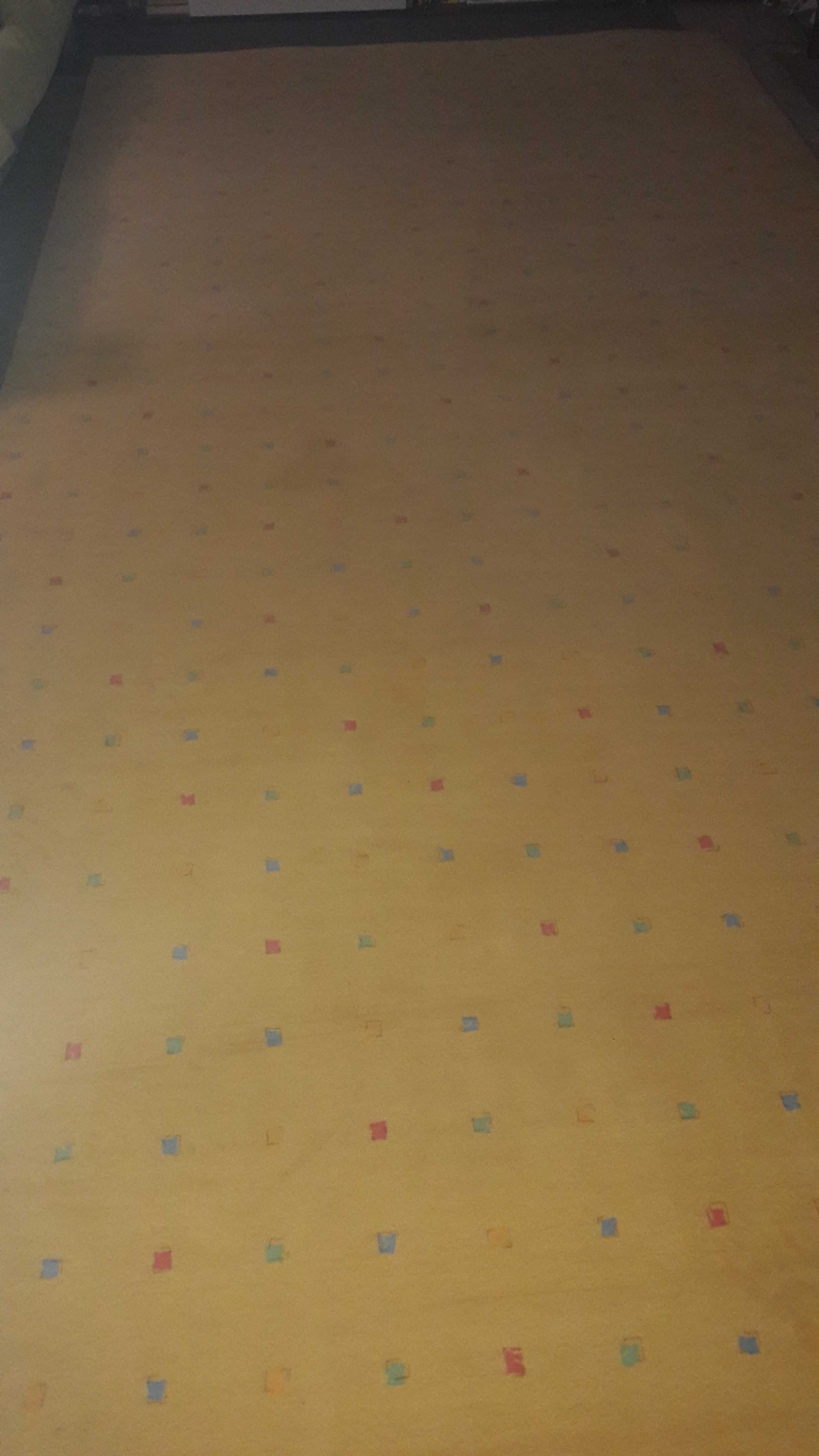 Żółta wykładzina dywanowa w kwadraciki