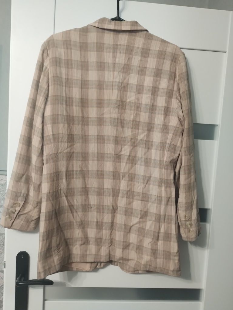 Pudrowa marynarka w kratę długa oversize