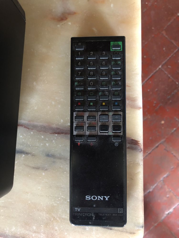 TV Sony antiga completamente funcional