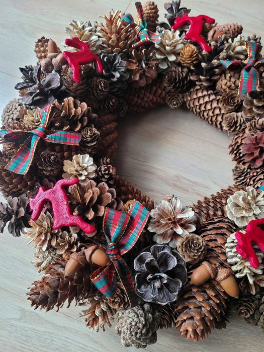 Bożonarodzeniowy wieniec z  szyszek na naturalnym podkładzie 50 cm