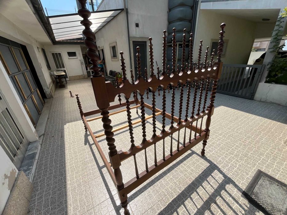 Cama antiga com mesinhas cabeceira