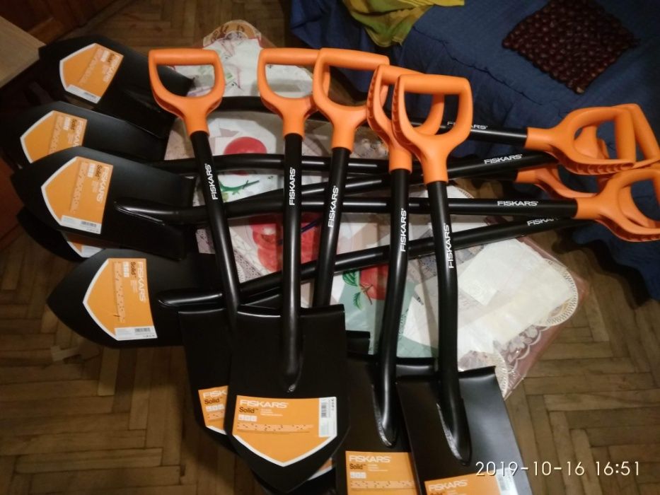 Автомобільна лопата, саперка фіскарс fiskars solid