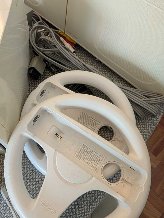 Pack Nintendo Wii - Consola+Comandos+Base/Plataforma+5 Jogos