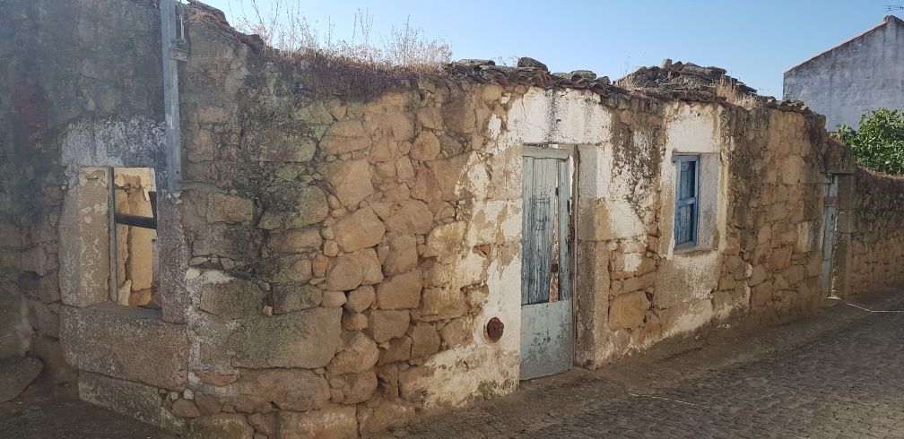 Vende-se casa para reconstruir, aceito proposta