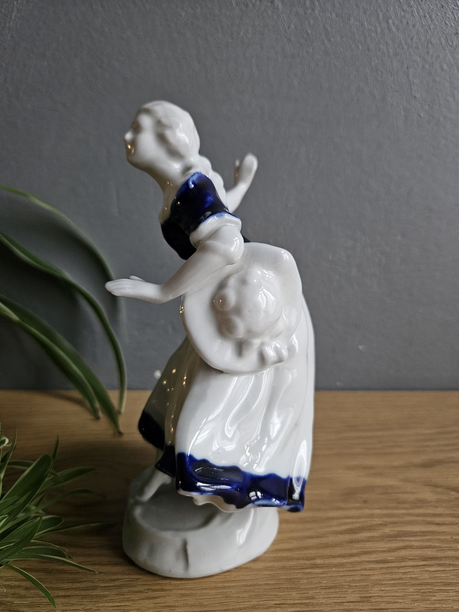 Porcelanowa figurka dama z kapeluszem tancerka Dikolenko