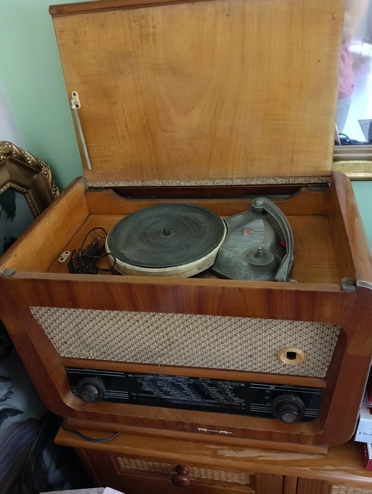 Radio Diora z gramofonem