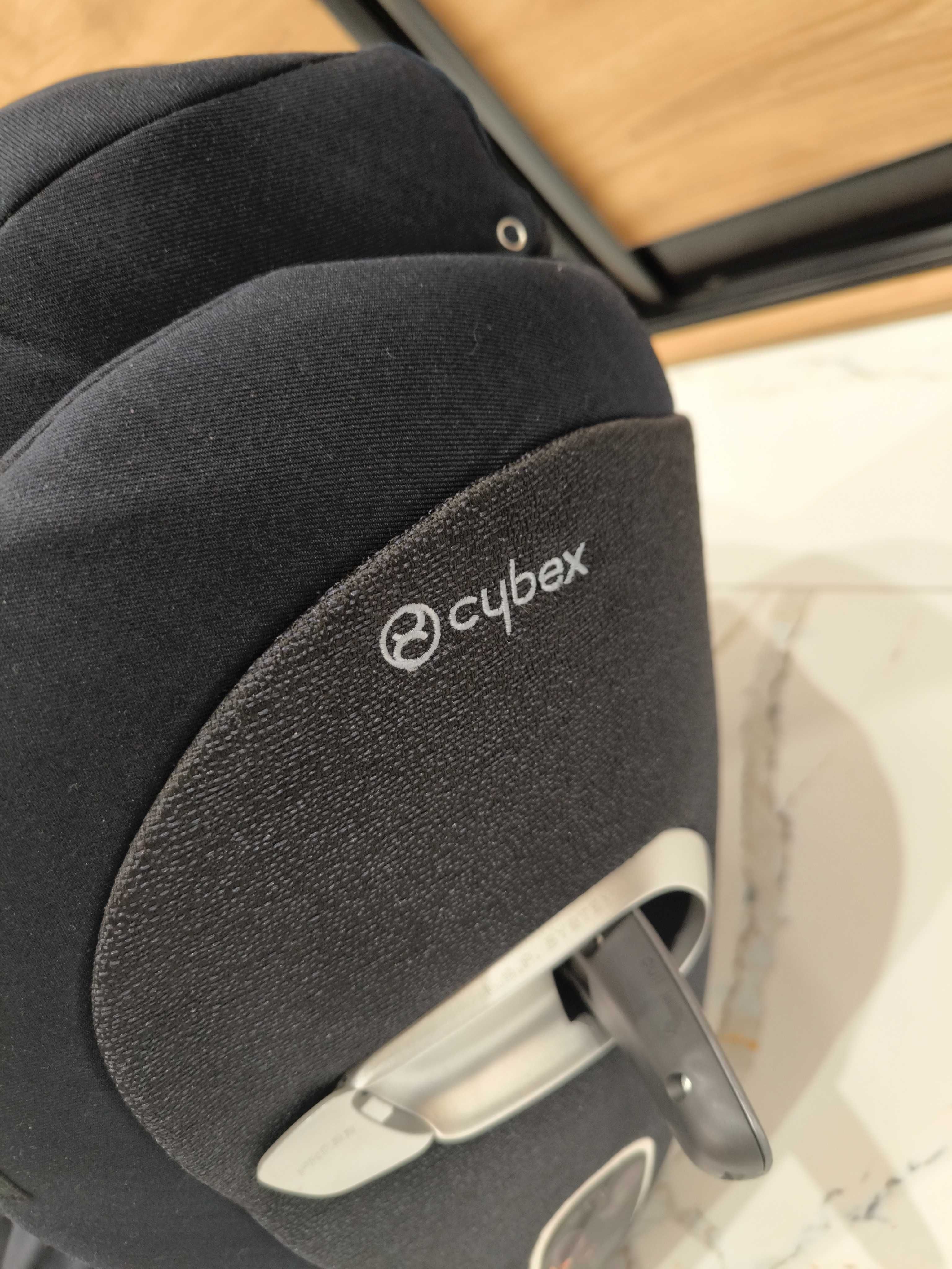 Fotelik samochodowy Cybex/ Volvo, baza i nosidełko.