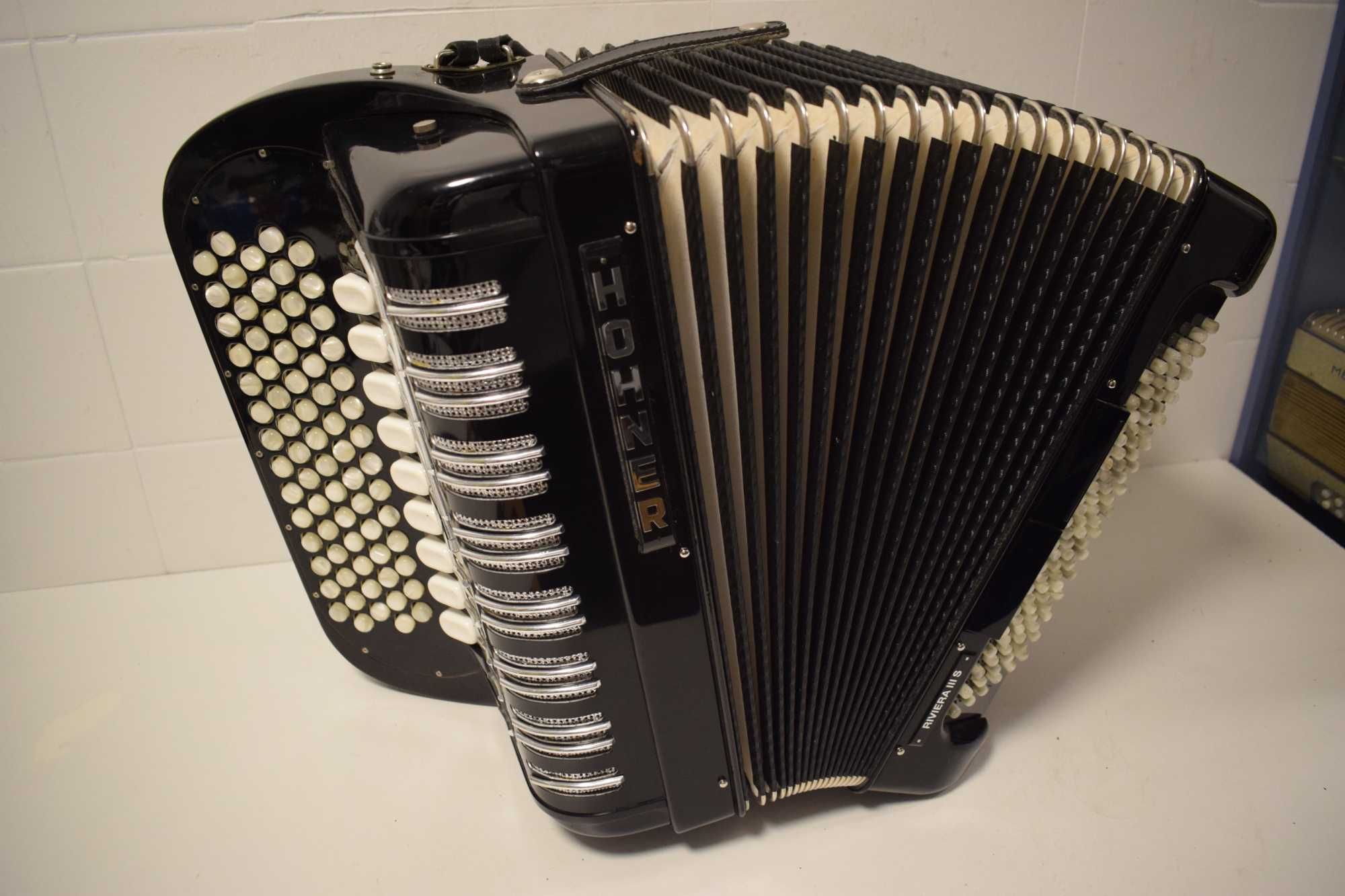 Acordeao Hohner Riveira III S. N 198