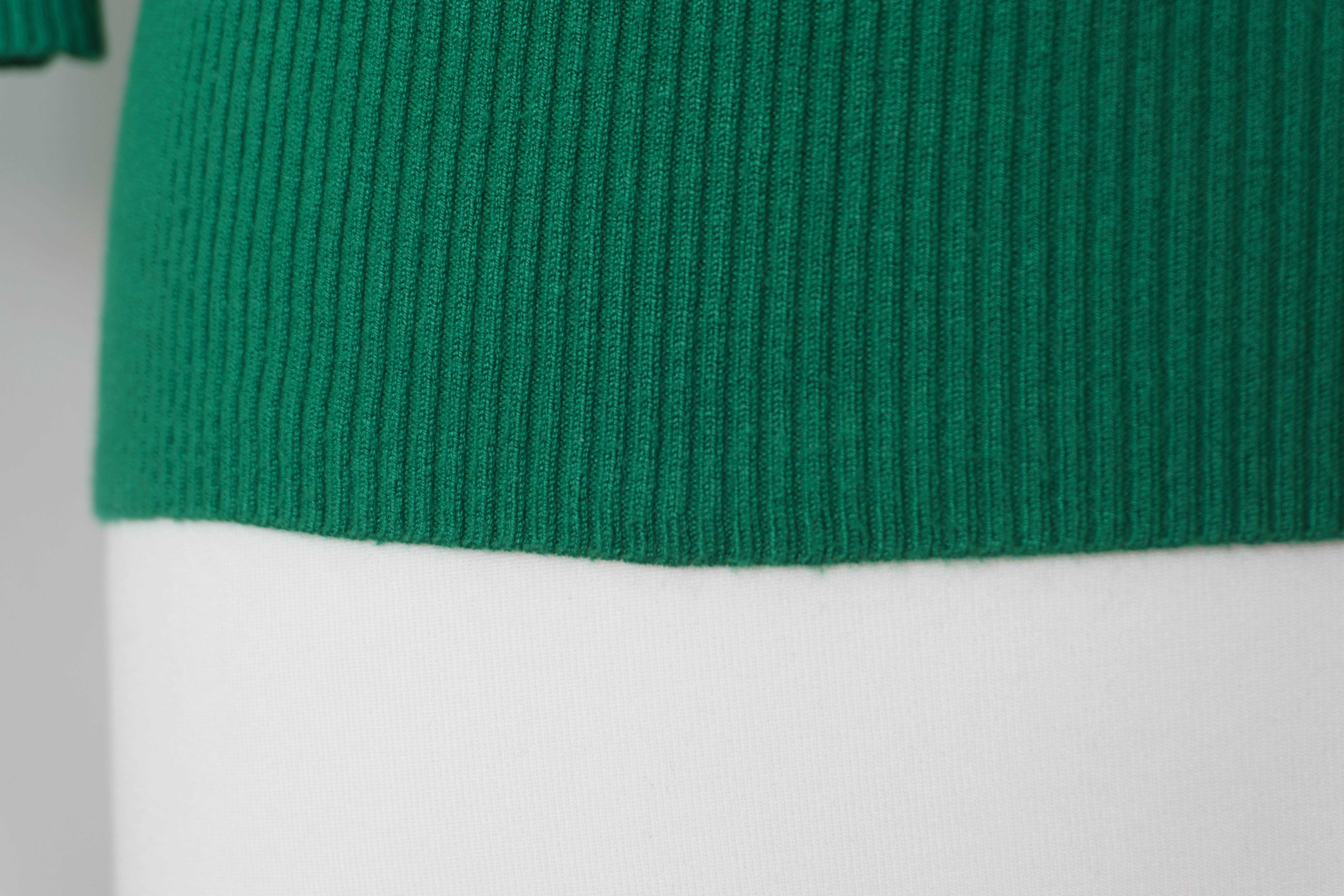 Wiosenny dzianinowy zielony sweterek z kopertowym dekoltem