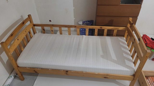 Drewniane łóżko z materacem 180 x 80cm używane w dobrym stanie
