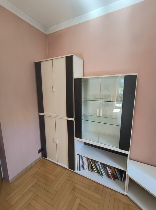 Zestaw białych mebli do salonu