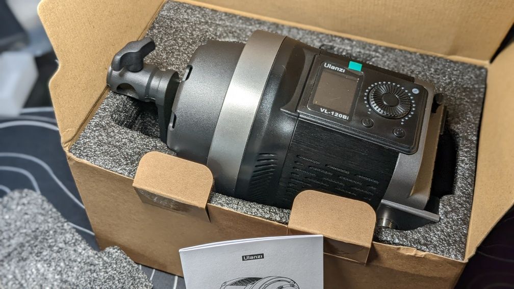 Ulanzi VL‑120Bi – 120W Біколірне студійне світло з кріпленням V‑mount