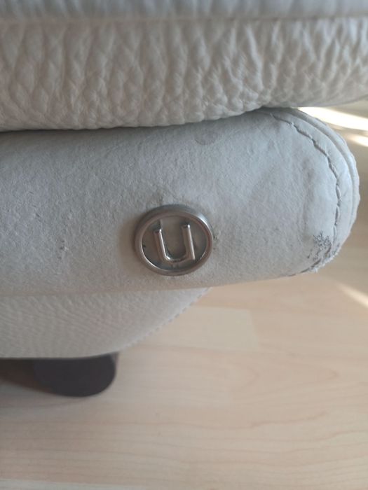 Sofa em pele branca  com ligeiras marcas de uso   3 lugares e chaiselo
