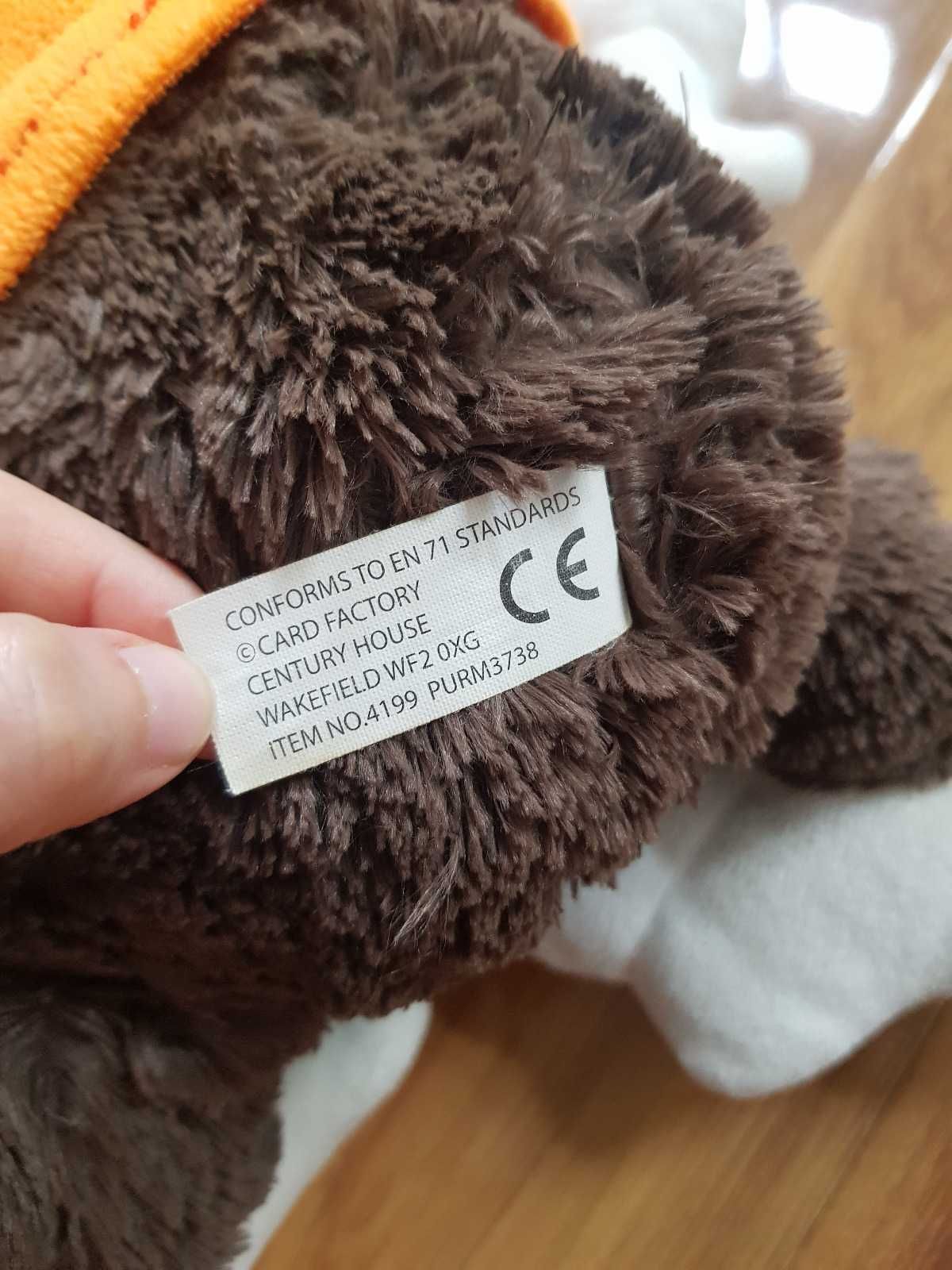 małpka w pomarańczowej koszulce Cheeky Monkey Card Factory szympans