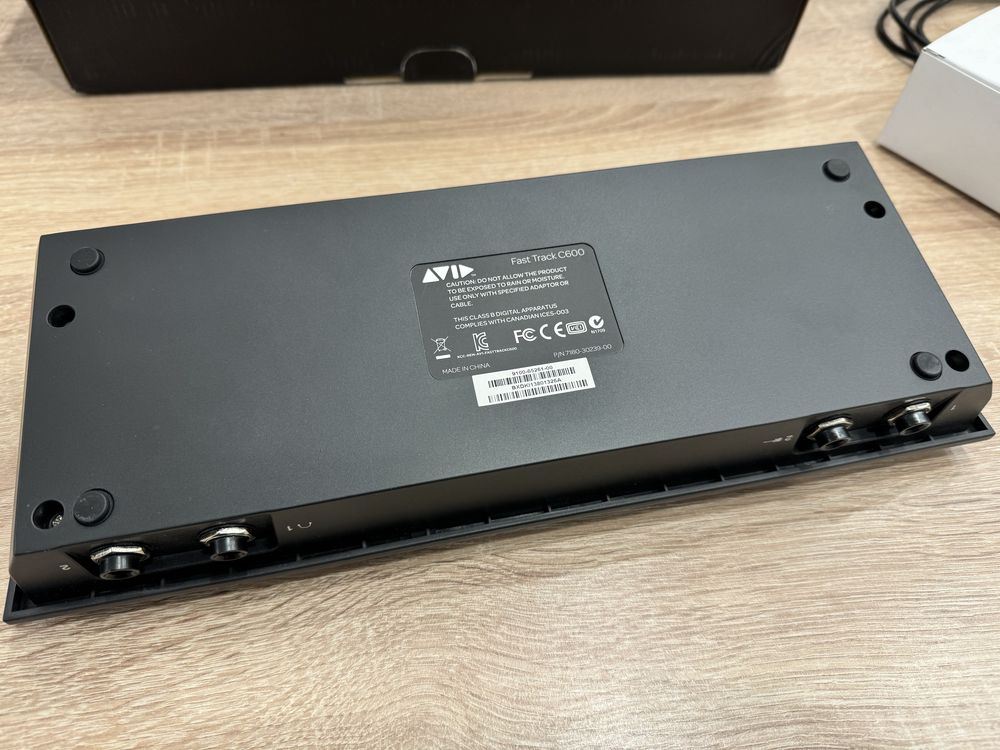 Нова звукова карта AVID Fast Track C600 Аудіоінтерфейс USB 6х6