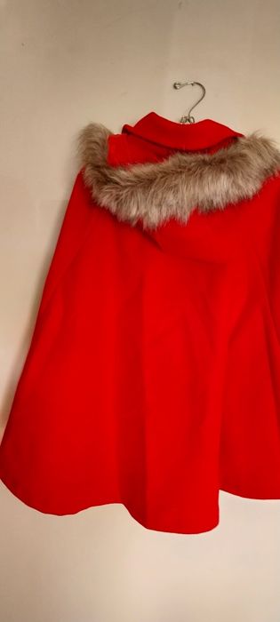 Capa vermelha com capuz