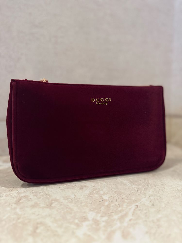 Косметички Gucci.
